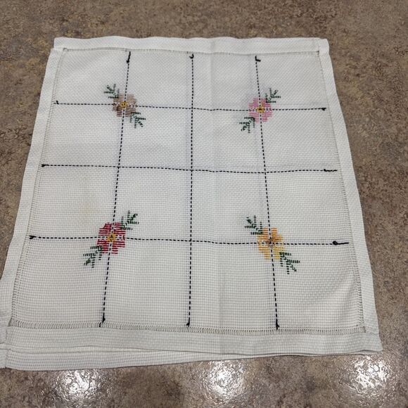 Vintage Hand Stitched Floral Tablecloth And Napkins - Picture 3 of 6
